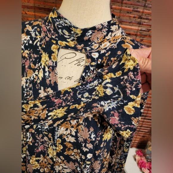 Umgee Navy and Yellow Floral Blouse - Picture 6 of 6